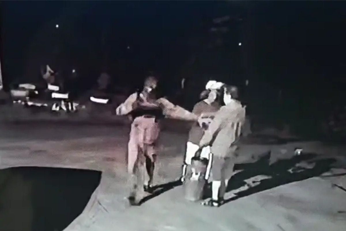 A família inteira foi rendida e feita de refém durante o crime. 
