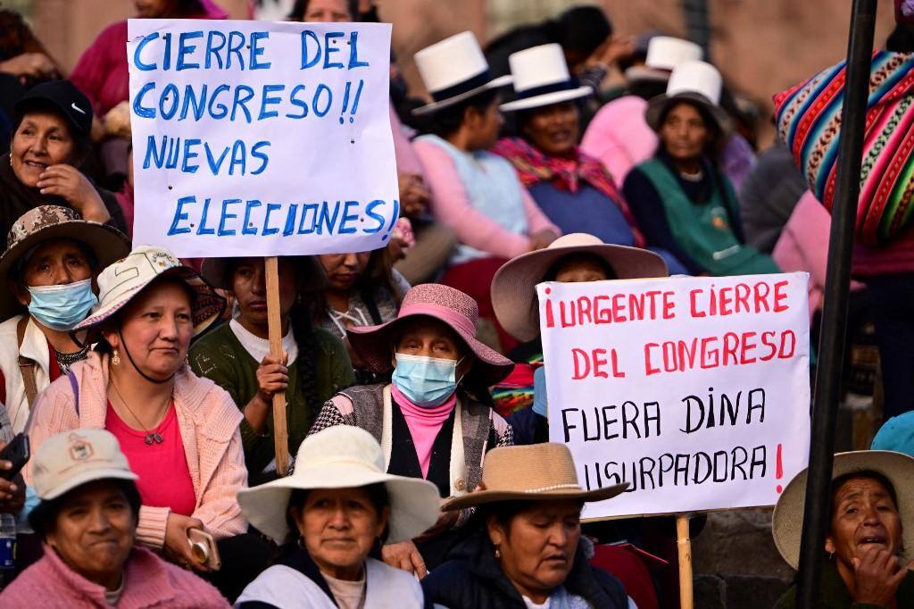 Apoiadores do ex-presidente Pedro Castillo em protesto na Praça de Armas de Cusco