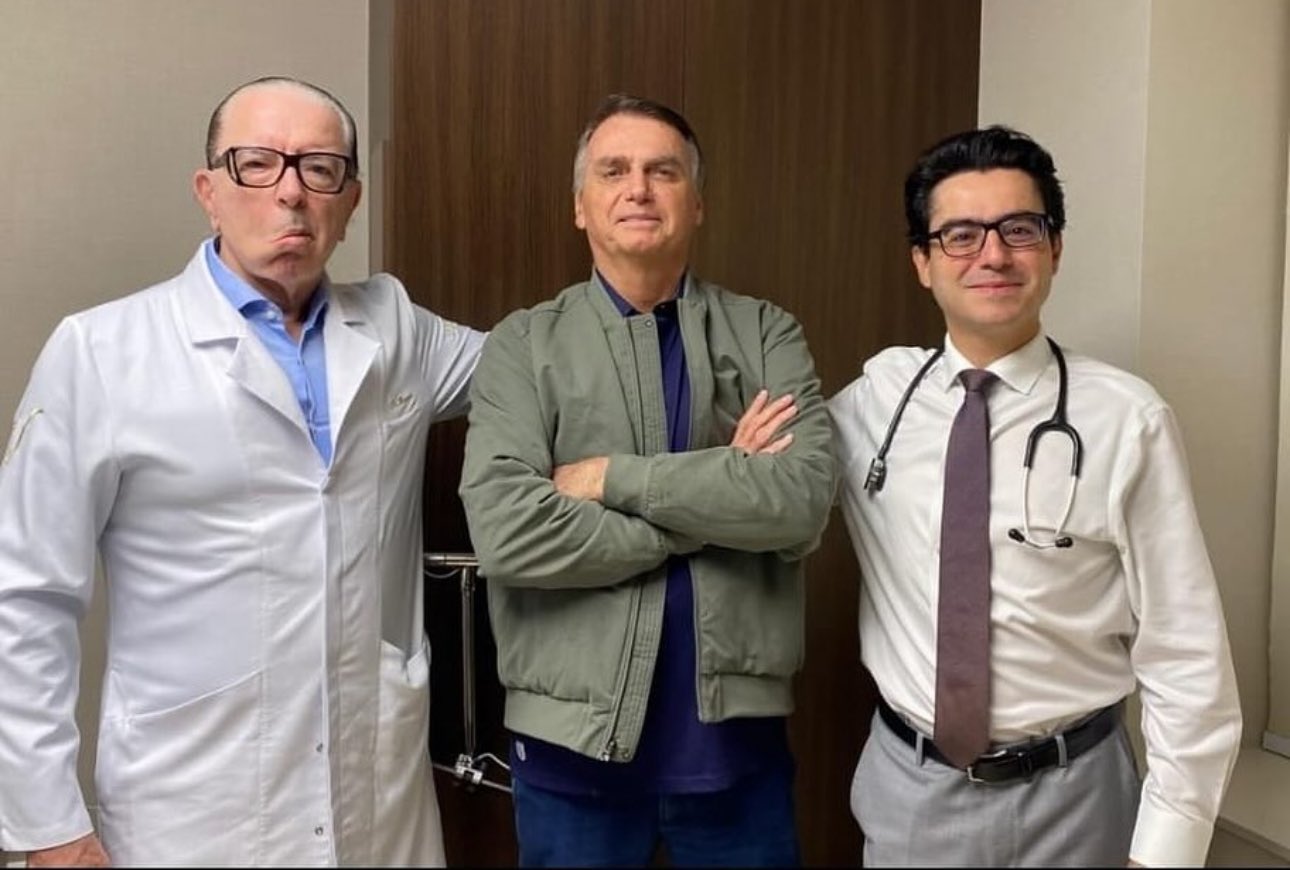 O ex-presidente Jair Bolsonaro, ao lado dos médicos que o atenderam, após ter alta hospitalar