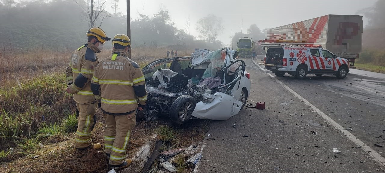 Carro bateu de frente com caminhão na altura do km 196