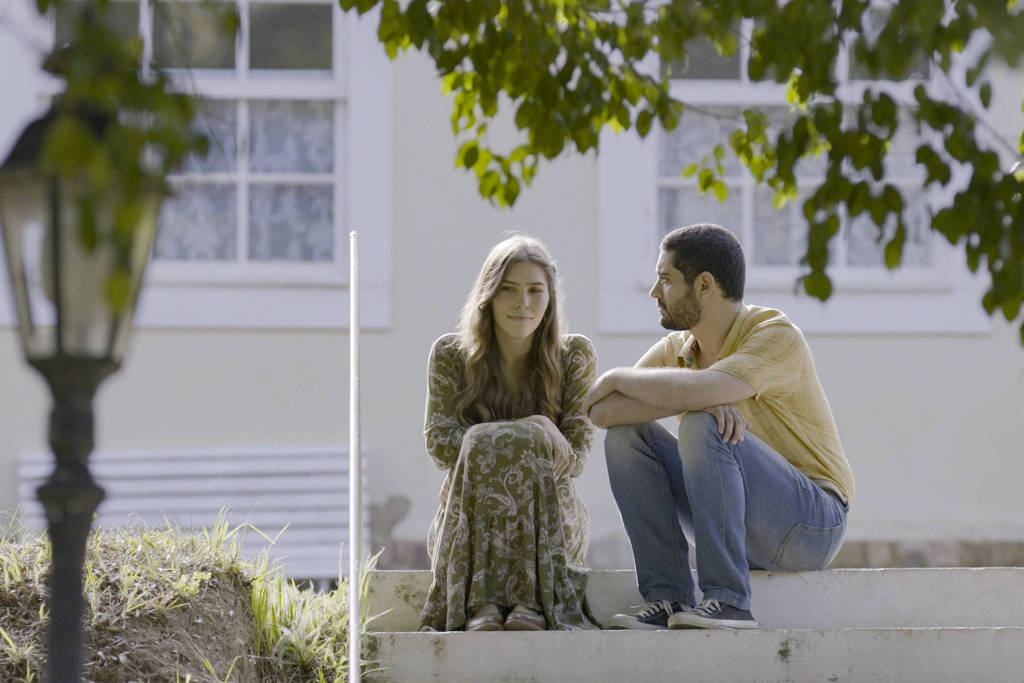 Buba (Gabriela Medeiros) e Décio (Miguel Rômulo) em cena da novela 'Renascer'