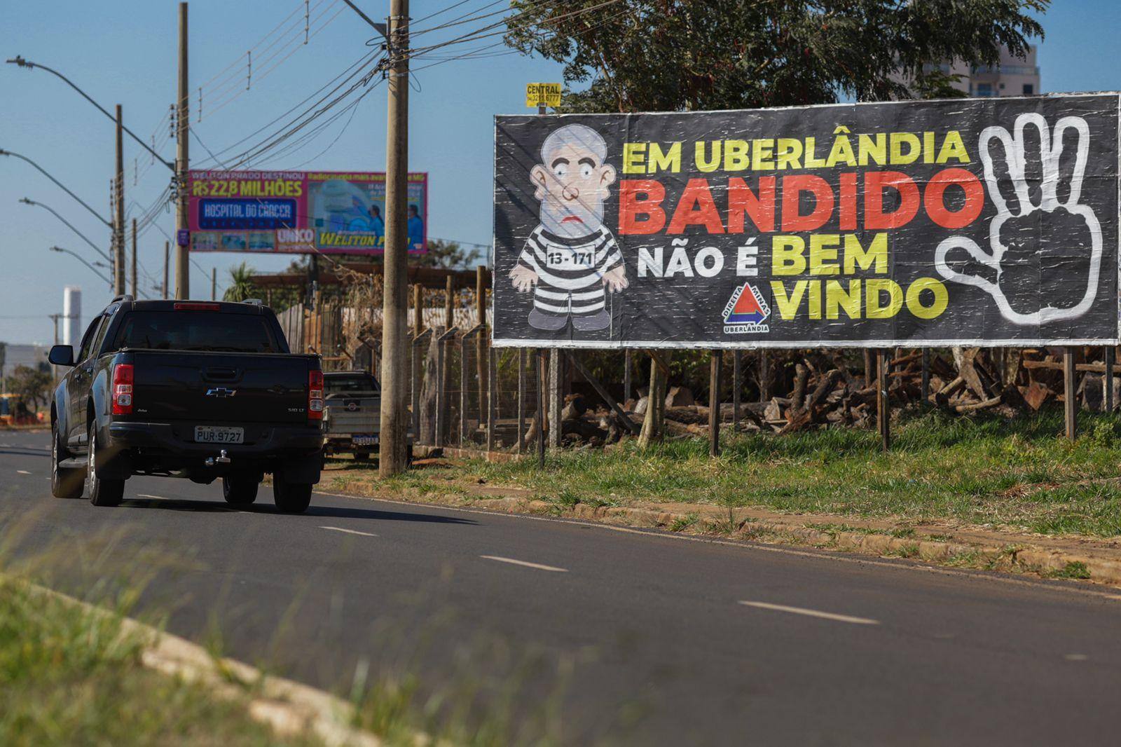 Outdoors, financiados pelo grupo Direita Minas, retratam o ex-presidente como presidiário.