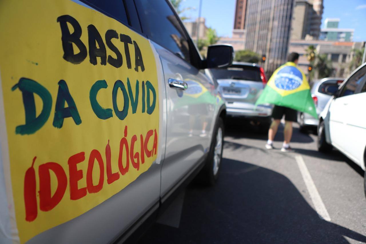 Manifestantes fizeram críticas ao prefeito Alexandre Kalil (PSD) e defendem a reabertura do comércio na capital mineira. Foto: Ramon Bittencourt/ O TEMPO