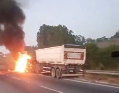 As faixas central e direita foram interditadas