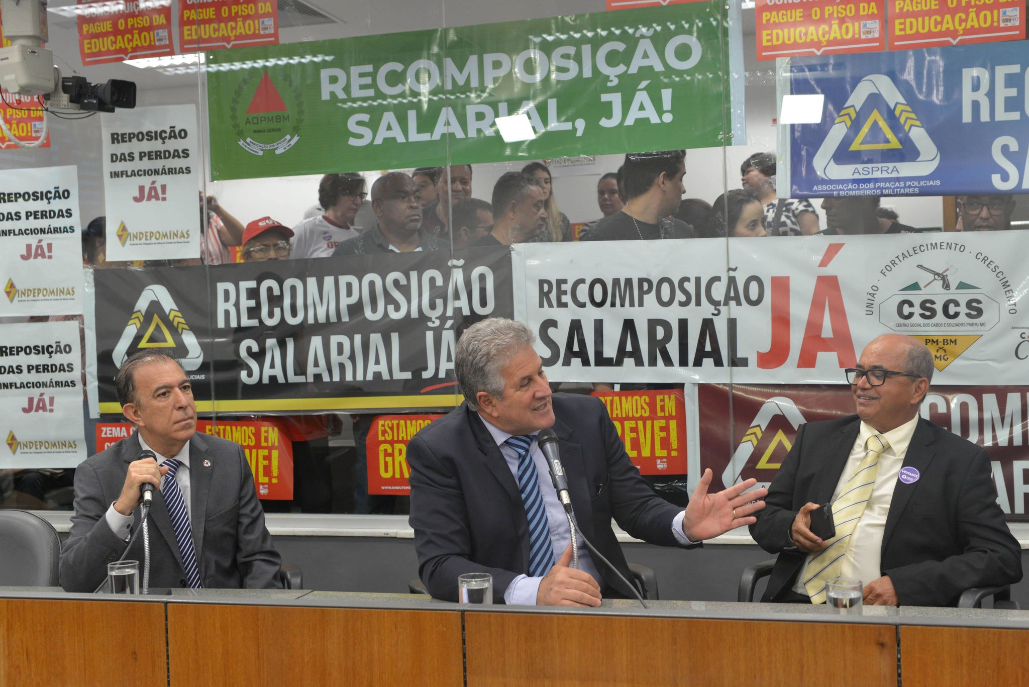 Comissão de Constituição e Justiça analisa proposições