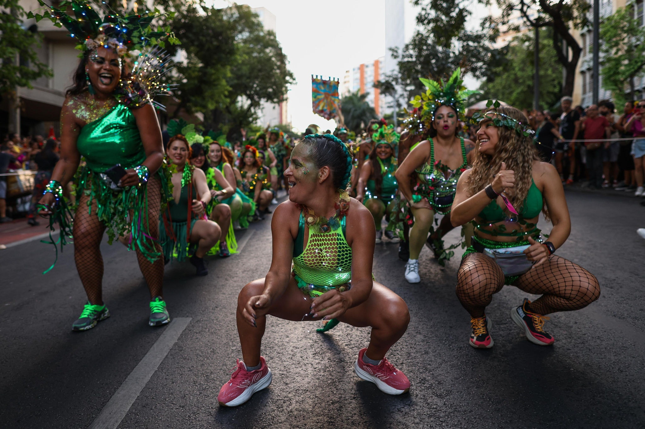 Com uma multidão reunida e um show de luzes no coração do Hipercentro de Belo Horizonte, o bloco Chama o Síndico desfila pela avenida Afonso Pena na noite desta quarta-feira (26 de fevereiro)