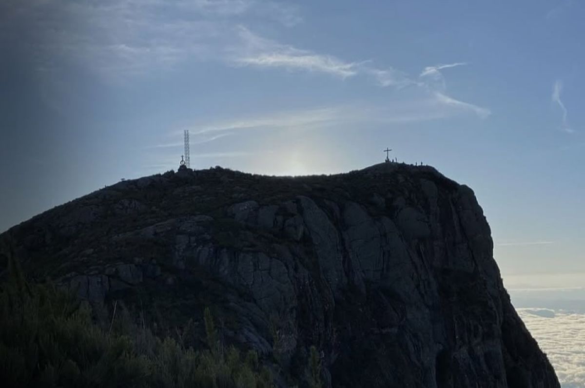Vista do Pico da Bandeira, um dos pontos mais altos do Brasil, localizado entre Minas Gerais e Espírito Santo