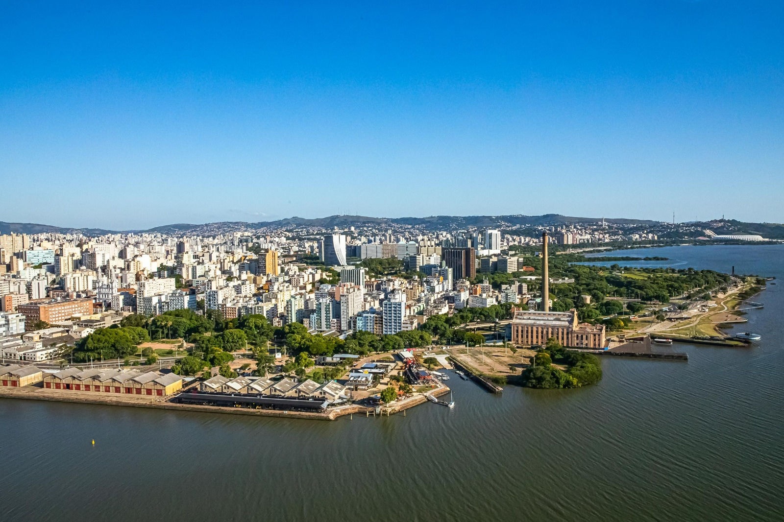 Vista de Porto Alegre com o lago Guaíba, a Usina do Gasômetro e os armazéns do porto em destaque