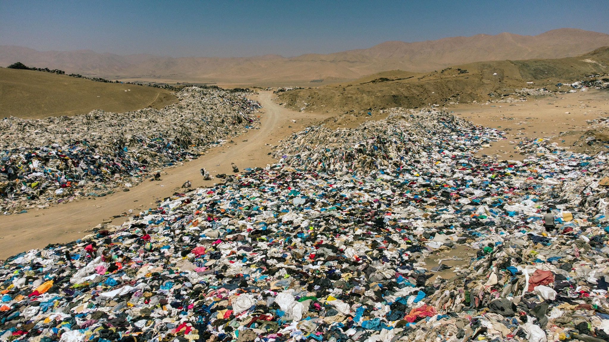 Chile: Deserto do Atacama abriga lixão tóxico da moda descartável