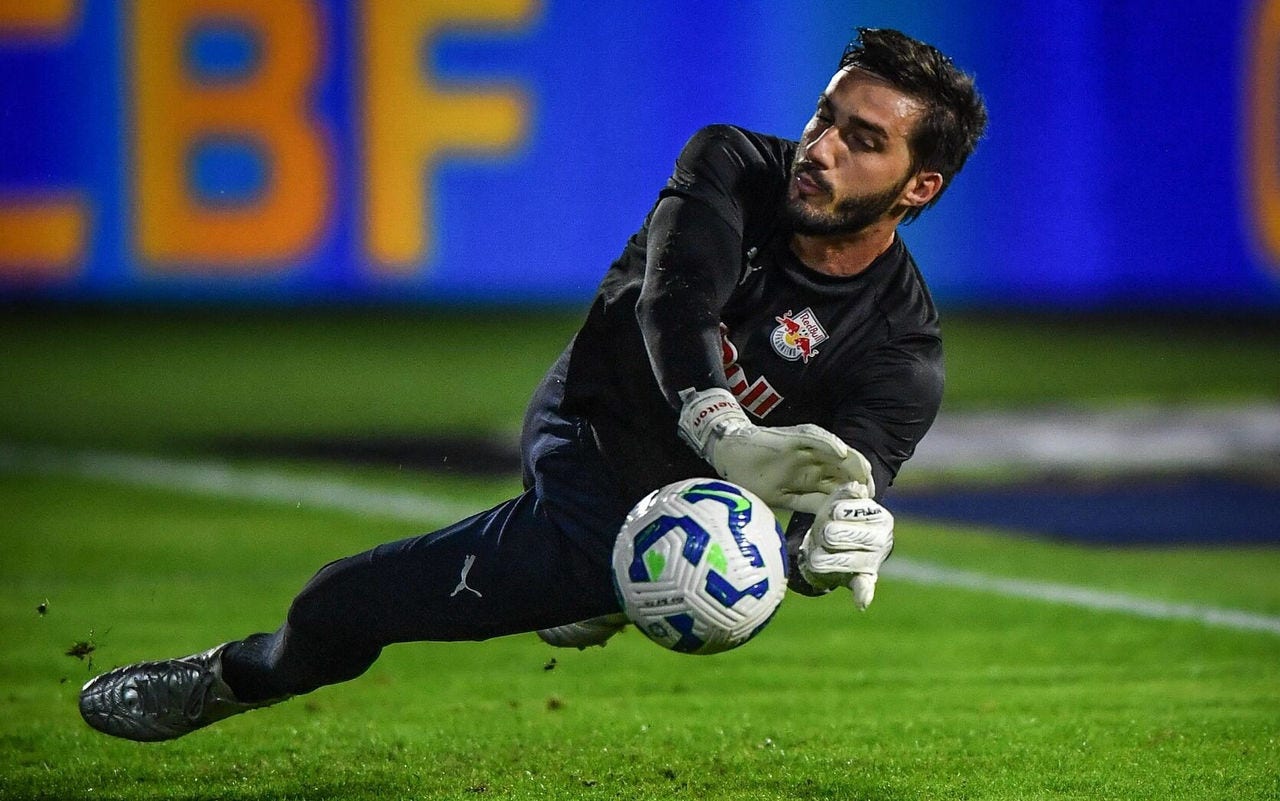 Goleiro segura a bola com as mãos durante partida profissional. (Foto: Ari Ferreira / Red Bull Bragantino)