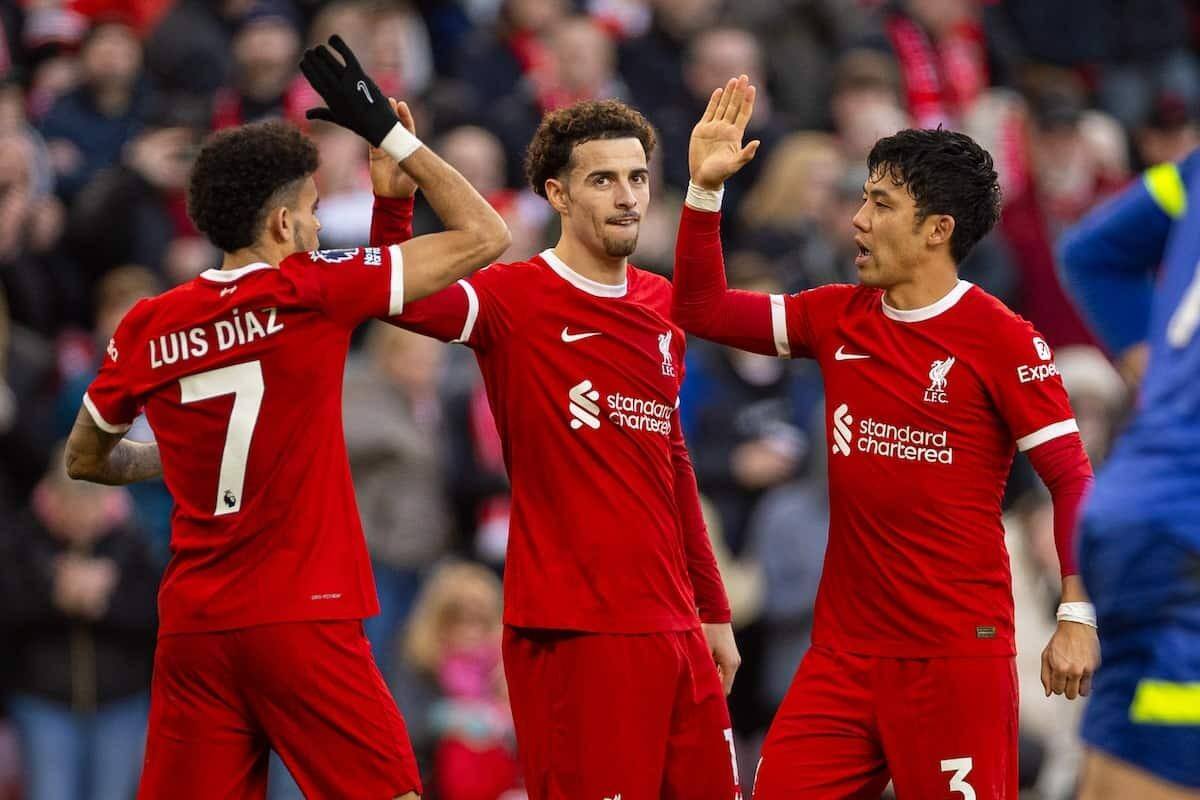Jogadores do Liverpool comemoram gol de Luis Diaz durante a vitória sobre o Burnley