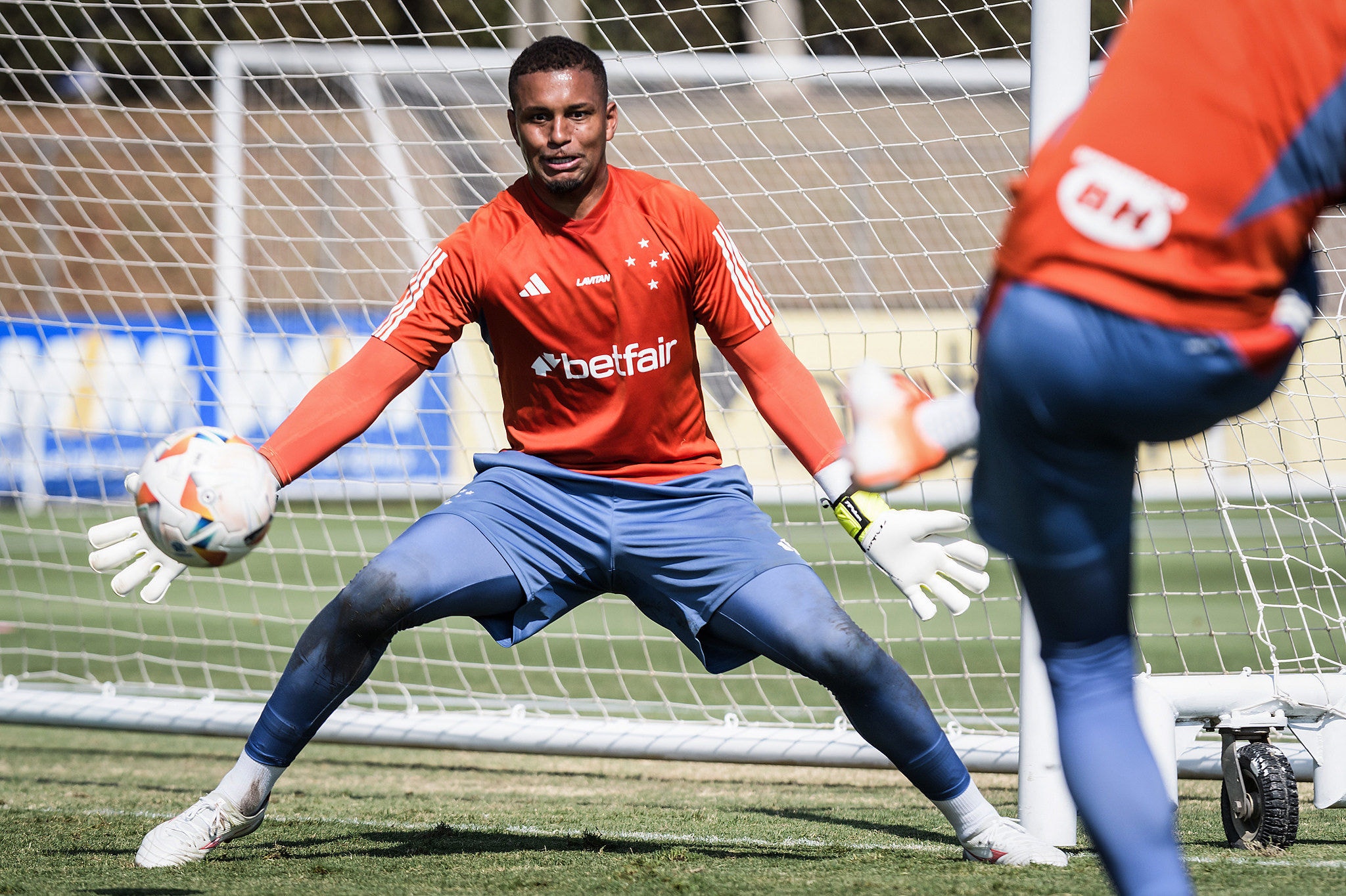 Anderson em ação durante treinamento do Cruzeiro na Toca da Raposa