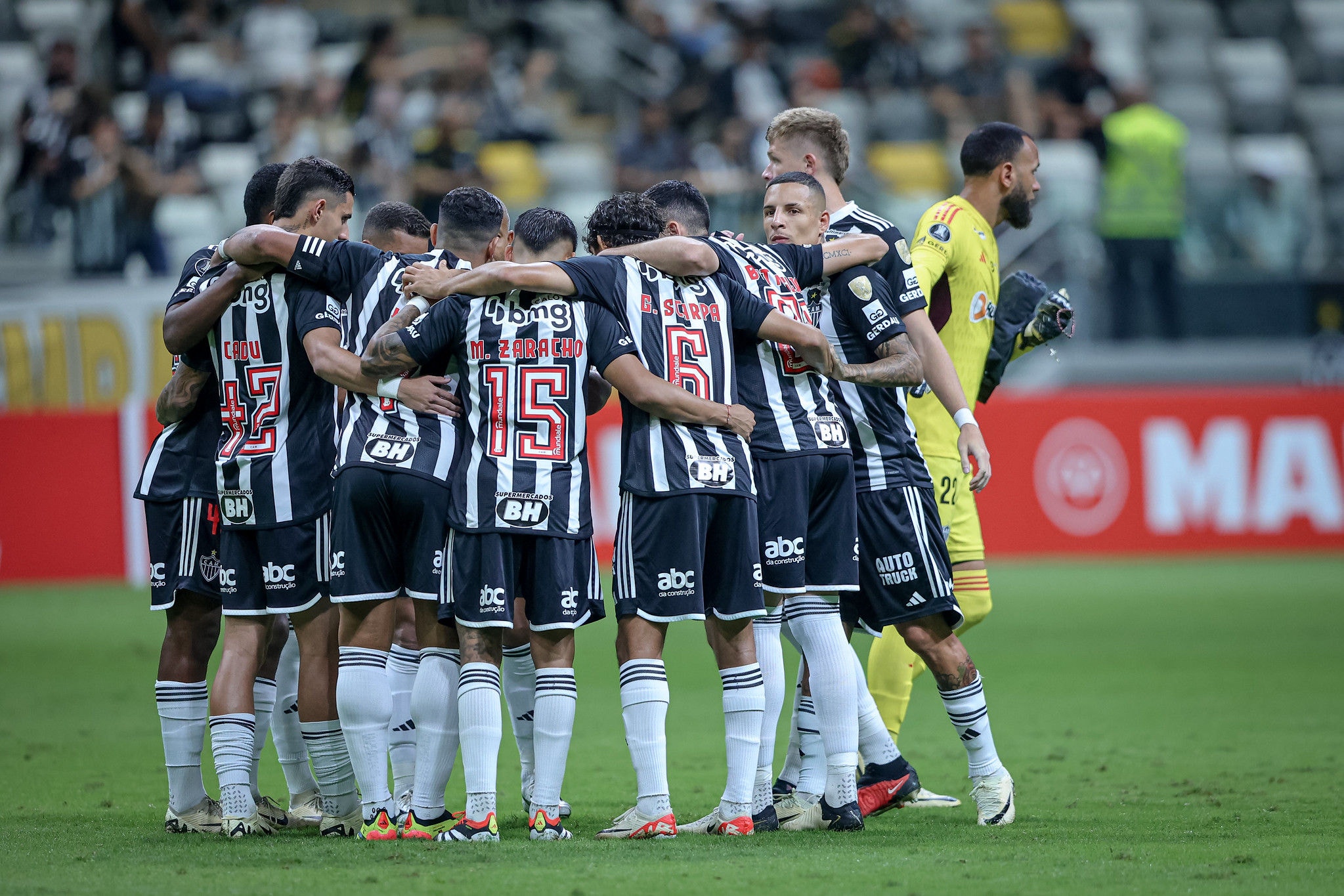 Jogadores do Atlético no gramado da Arena MRV antes do duelo contra o Caracas, pela fase de grupos da Copa Libertadores