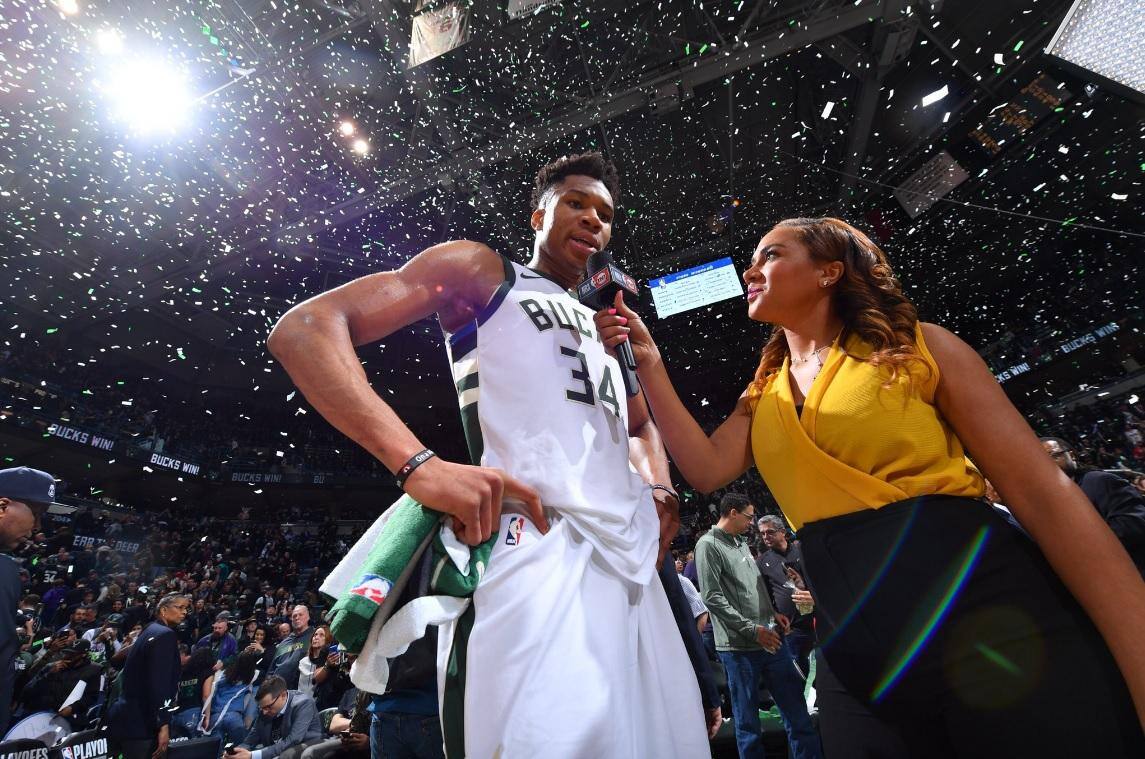 Giannis Antetokounmpo foi o destaque da vitoria do Milwaukee Bucks sobre o Toronto Raptors por 104 a 99