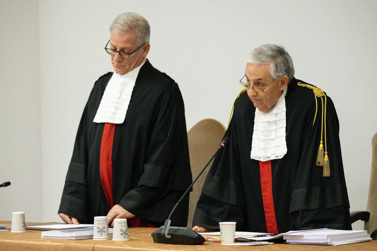 Presidente Giuseppe Pignatone (D) e o Professor Venerando Marano (E), durante o veredicto do julgamento  do cardeal sênior Angelo Becciu