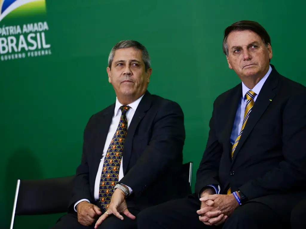 O então ministro da Casa Civil, Braga Netto, e o então presidente Jair Bolsonaro, durante solenidade no Palácio do Planalto.
