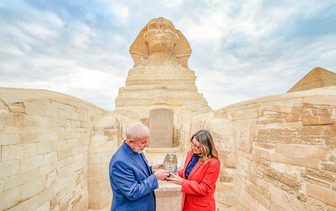 Lula e Janja posam em frente à Esfinge: casal presidencial também visitou as Pirâmides de Gizé, no Cairo