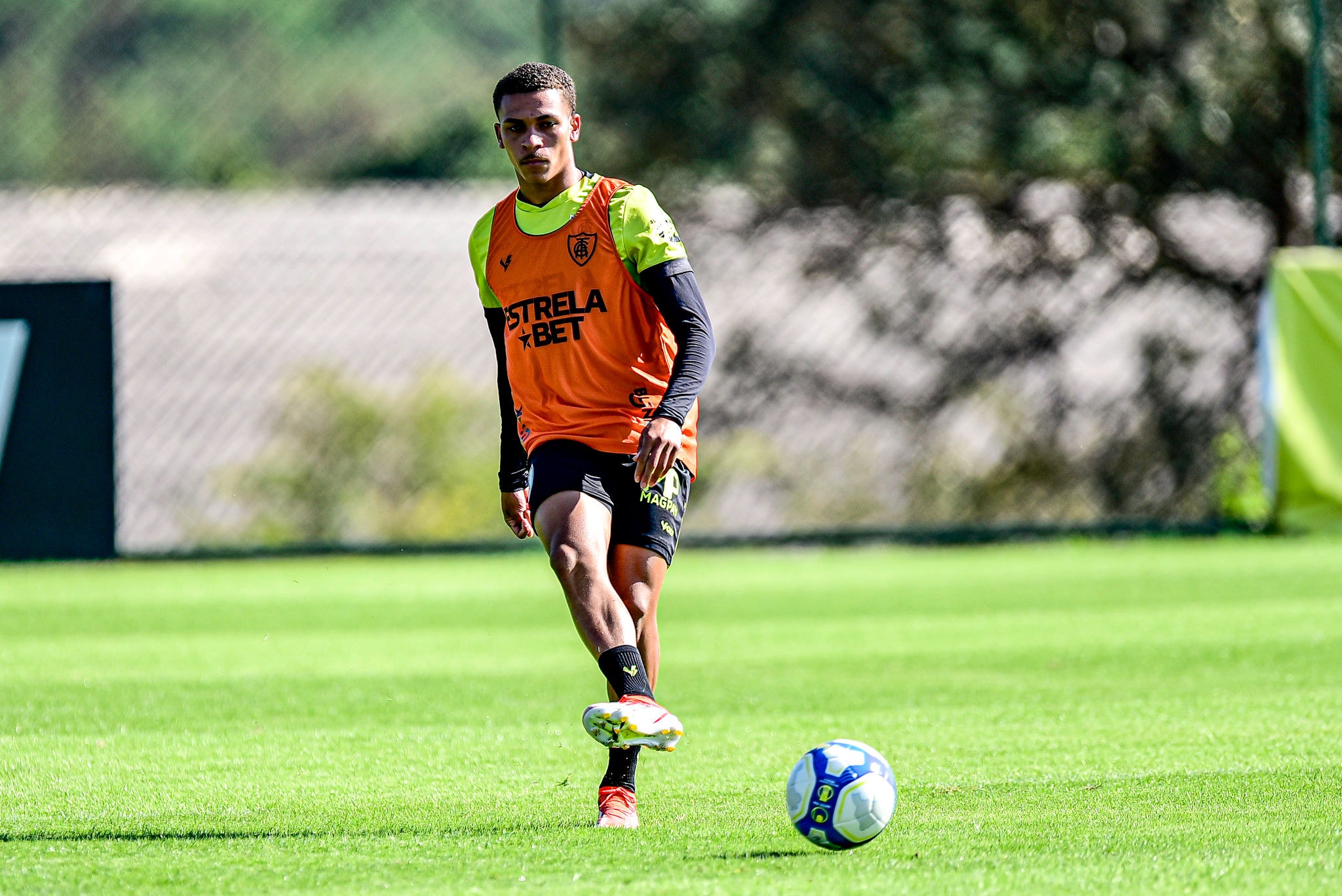 Meio-campista Rodriguinho não tem previsão para voltar a defender o América