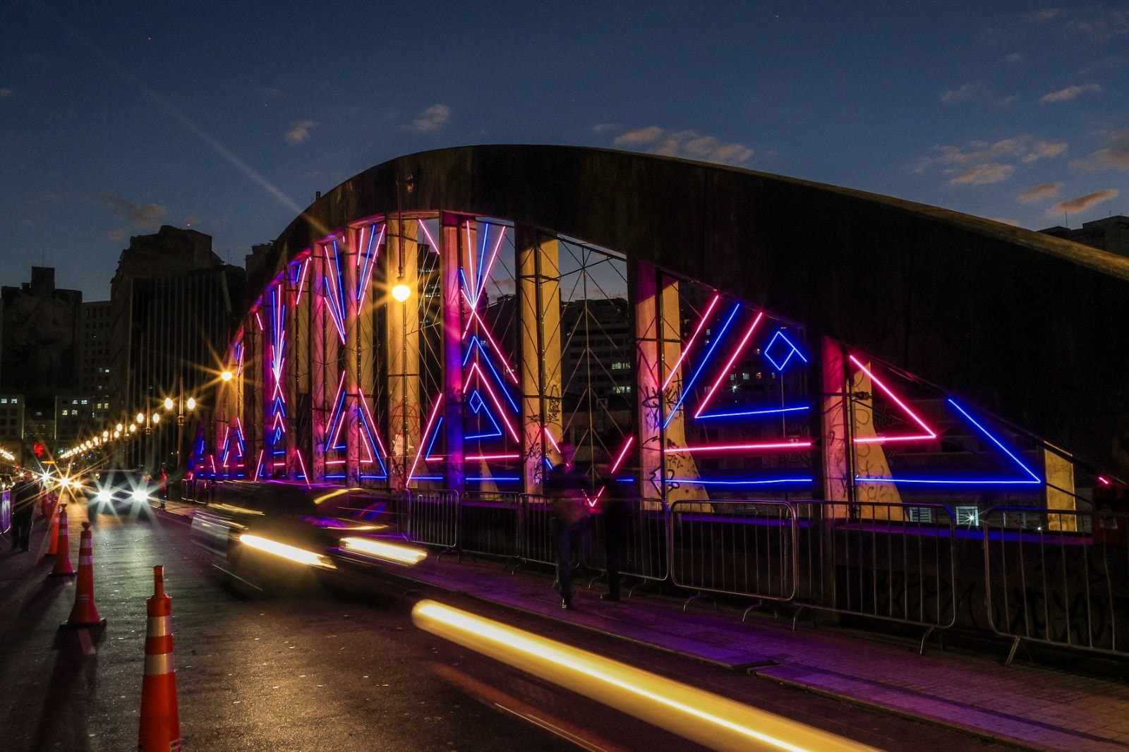 Viaduto Santa Tereza recebe instalações luminosas durante o evento