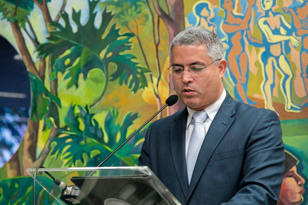 Rogério Moreira, consultor jurídico da Amig, lê manifesto contra o sucateamento da Agência Nacional de Mineração
