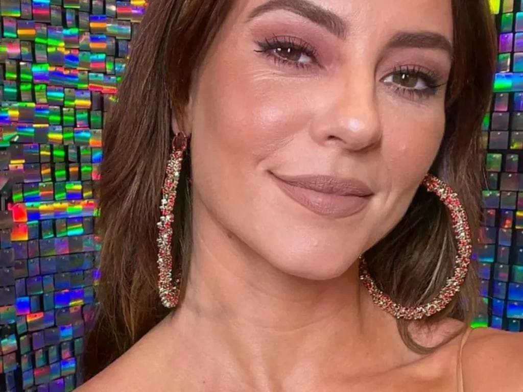 Após ser massacrada, Paolla Oliveira posta foto de biquíni e impressiona