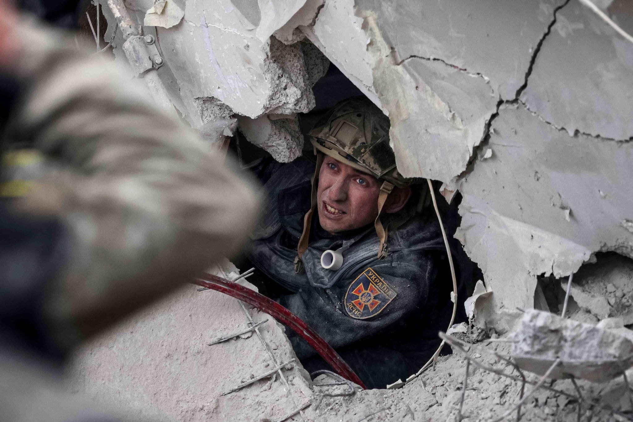 Busca por sobreviventes em prédio residencial bombardeado pela Rússia na Ucrânia