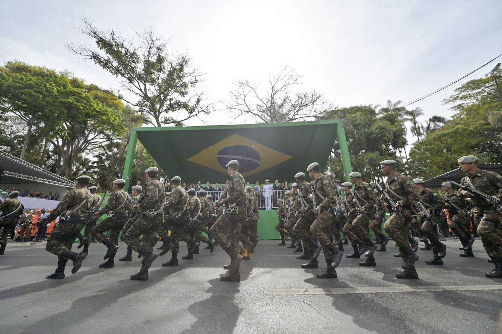 Militares do Exército desfilam em frente ao palanque das autoridades