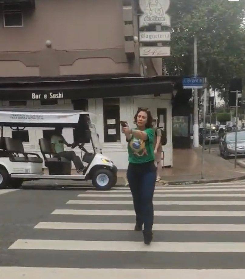 Deputada Carla Zambelli (PL-SP) perseguiu um apoiador de Lula (PT) com arma em punho no bairro Jardins, em São Paulo, na véspera do segundo turno da eleição presidencial de 2022
