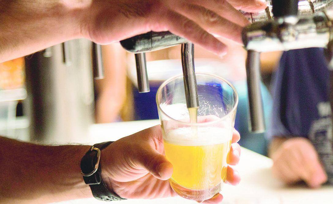 Os brewpubs oferecem uma experiência sensorial única ao criar uma identidade própria com apoio da arquitetura, da gastronomia e até da música ambiente