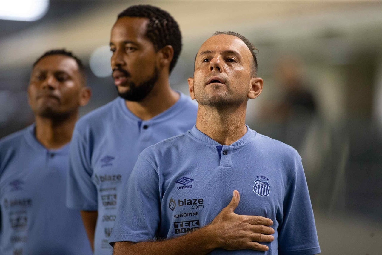 Técnico Kleiton Lima pediu afastamento do cargo no futebol feminino do Santos
