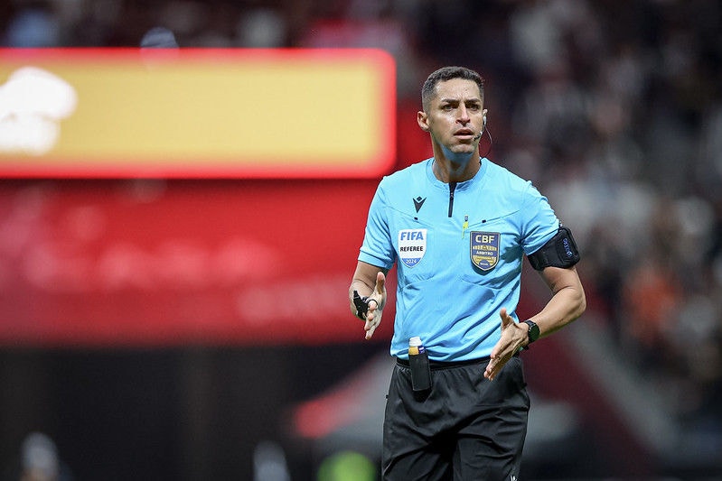 Árbitro Rodrigo José Pereira de Lima, responsável por apitar o jogo entre Atlético e Palmeiras e expulsar o atacante Hulk, aos 30 minutos do primeiro tempo, por reclamação