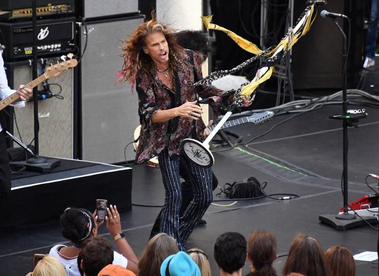 Steven Tyler sofreu uma lesão nas cordas vocais