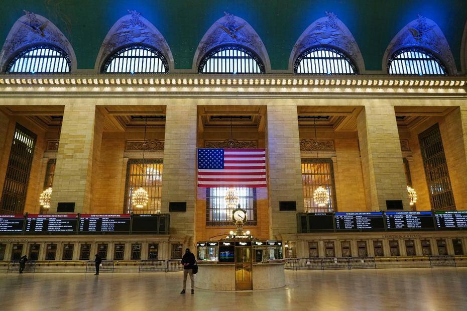 Grand Station, em Nova York, vazia por causa das medidas de isolamento nos Estados Unidos, país mais atingido pelo coronavírus