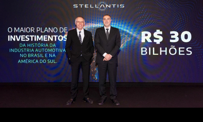 CEO global da Stellantis, Carlos Tavares, e o presidente da companhia para a América do Sul, Emanuele Cappellano, em anúncio de investimentos em março deste ano