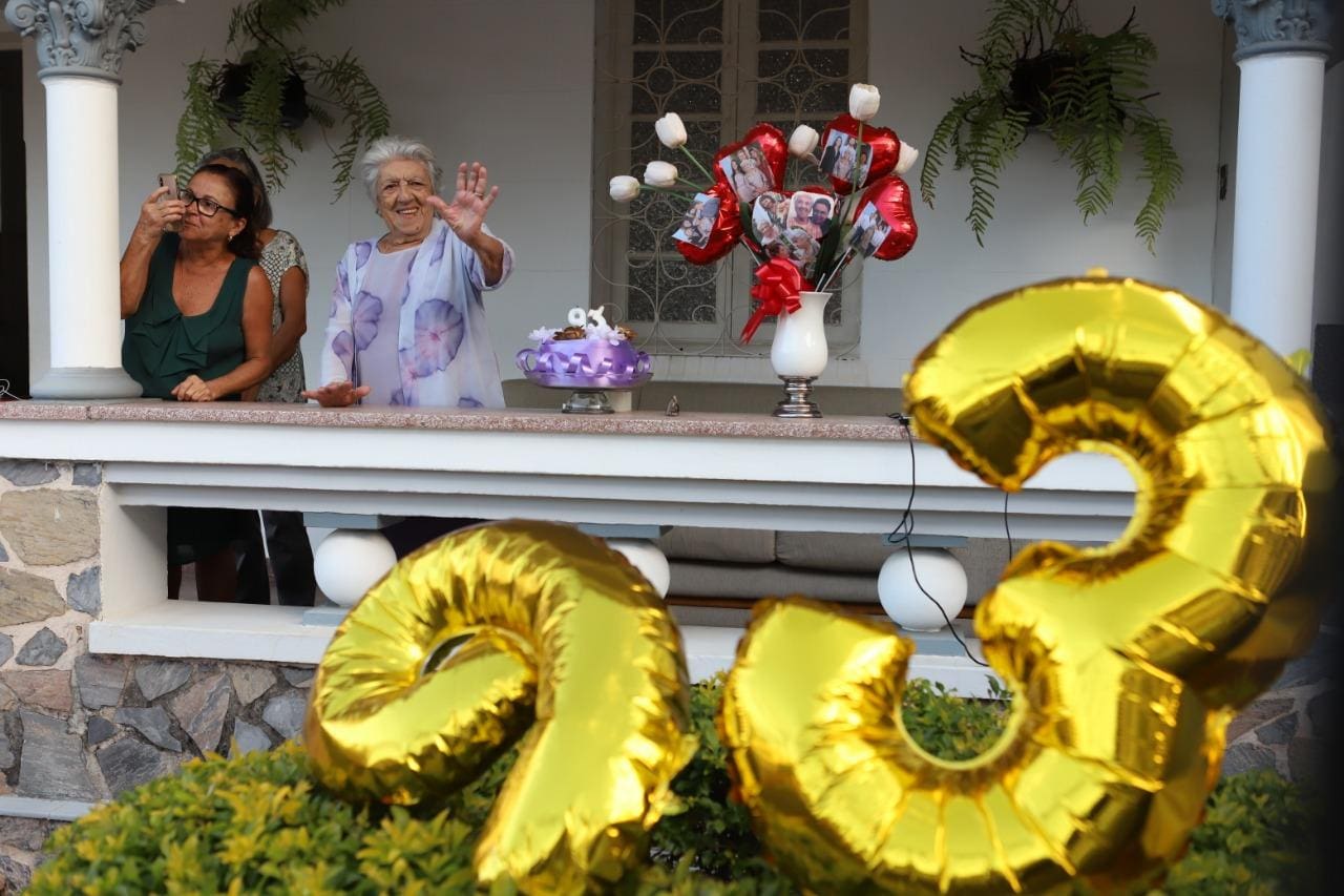 Dona Florinda, da varanda de onde mora, no bairro Renascença, em Belo Horizonte