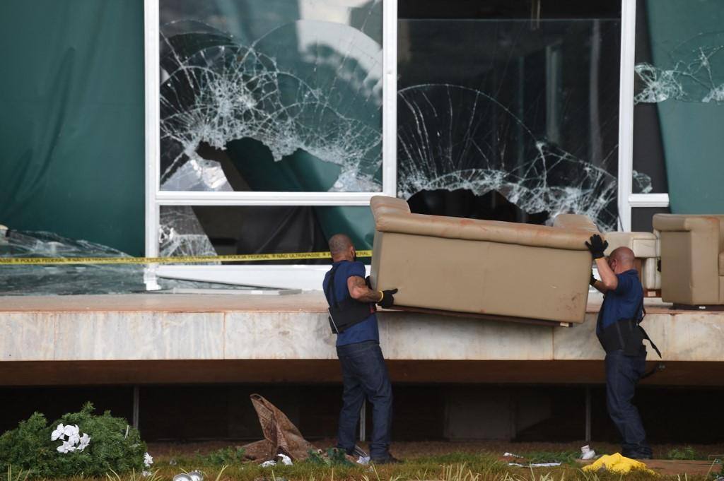 Funcionários participam da limpeza e restauração do prédio do Supremo Tribunal Federal, o mais atacado no domingo (8)