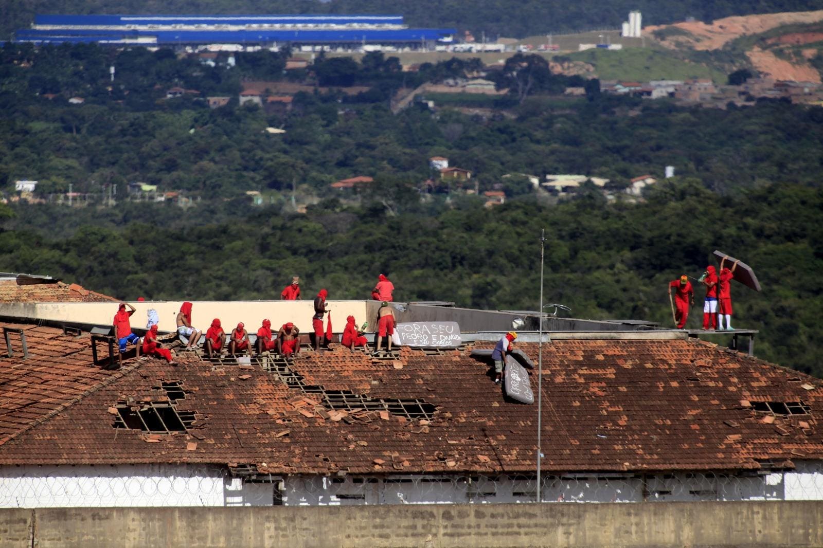 Foto mostra presos sobre o telhado do Complexo Penitenciário Nelson Hungria, durante rebelião ocorrida em 2013