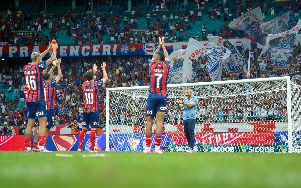 Torcida do Bahia e jogadores festejam na Arena Fonte Nova (Foto: Letícia Martins/EC Bahia)