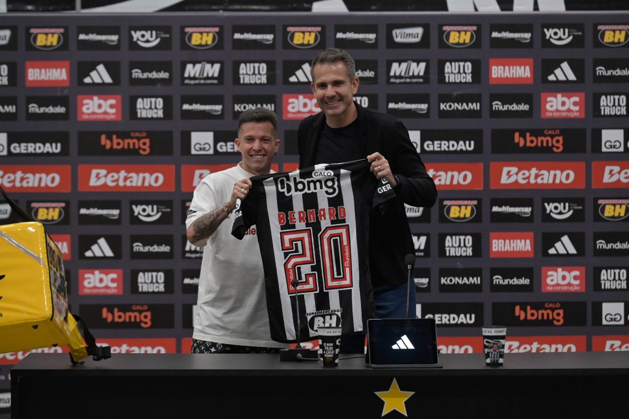 Bernard recebe camisa de número 20 das mãos do diretor de futebol do Atlético, Victor Bagy