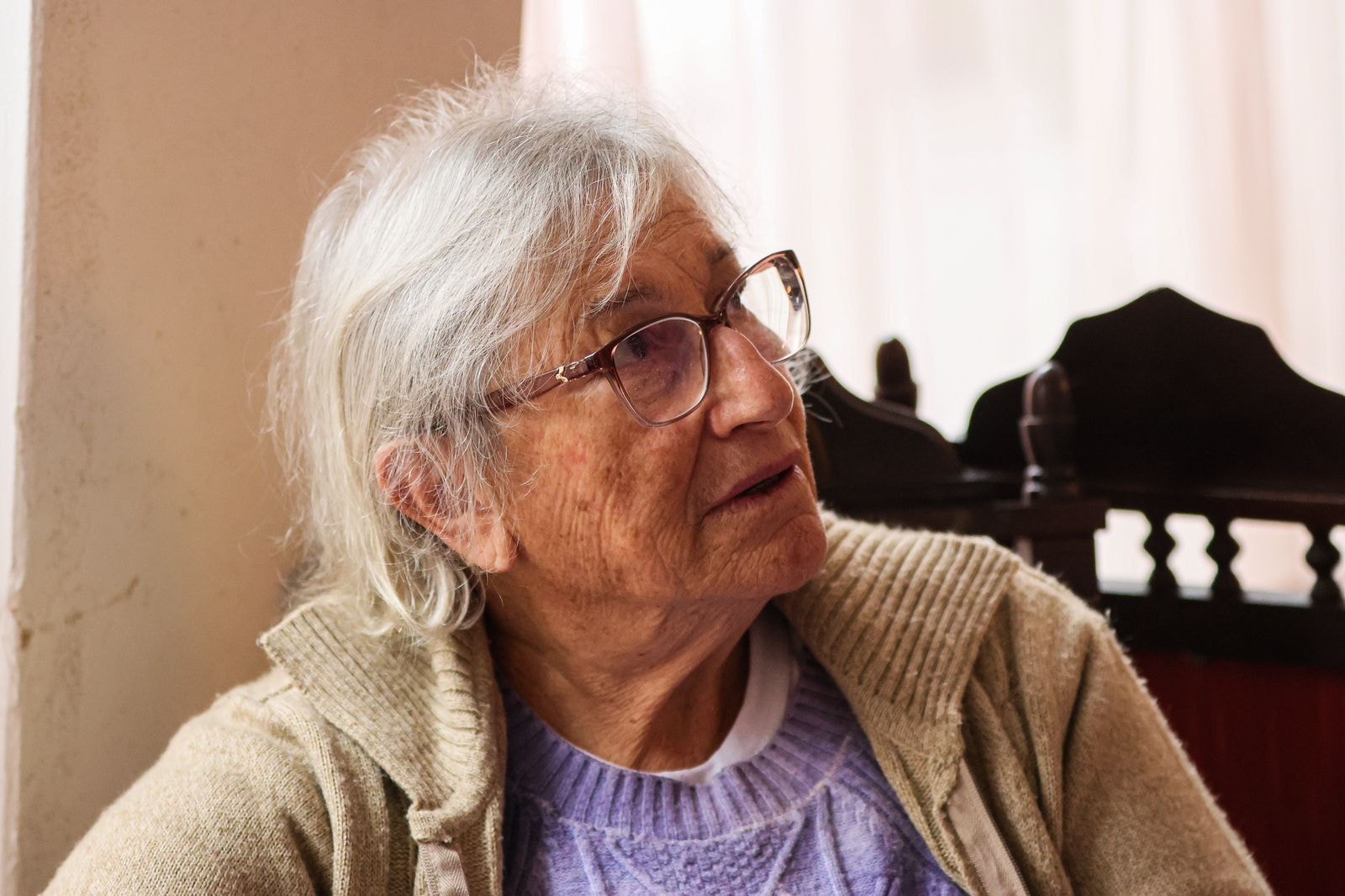 Helena Postingher, de 74 anos, conta que suas coisas, dentro de uma casa alugada em Canoas (RS), ficarem debaixo d'água