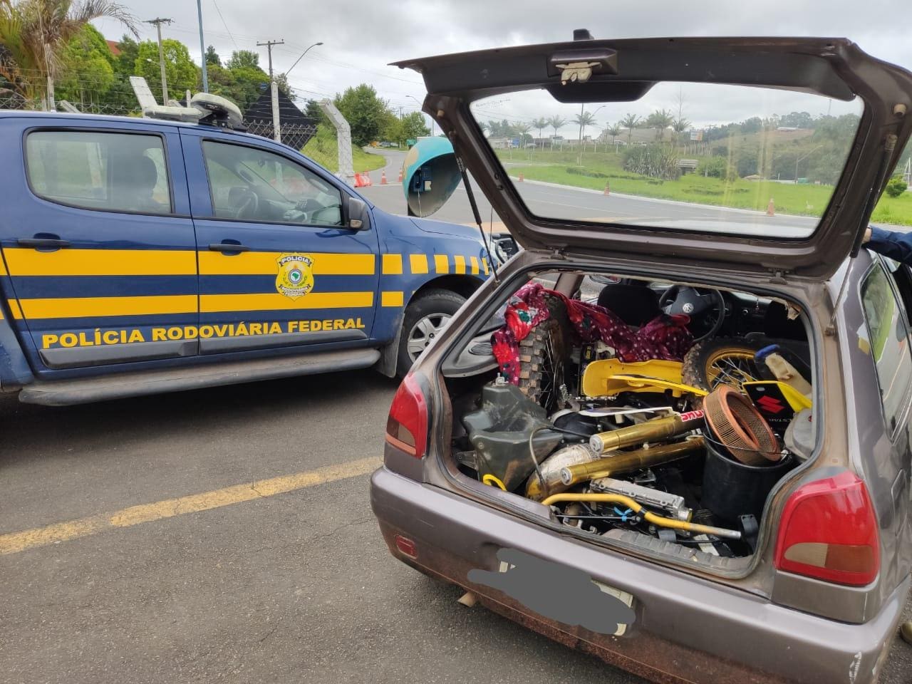 Suzuki RM 250 foi encontrada desmontada no porta-malas do carro