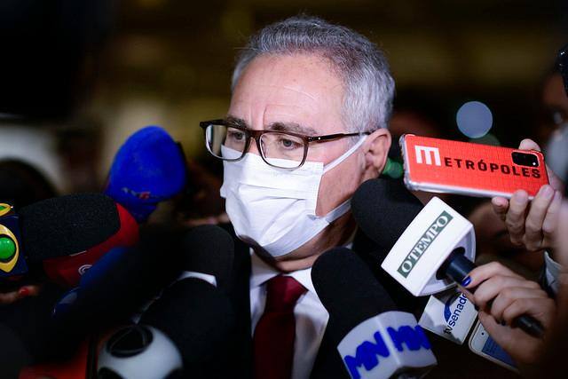Em entrevista coletiva, senador Renan Calheiros fala sobre o relatório, os aperfeiçoamentos feitos na última semana e, ao comentar as últimas declarações do presidente da República, o chama de "serial killer"