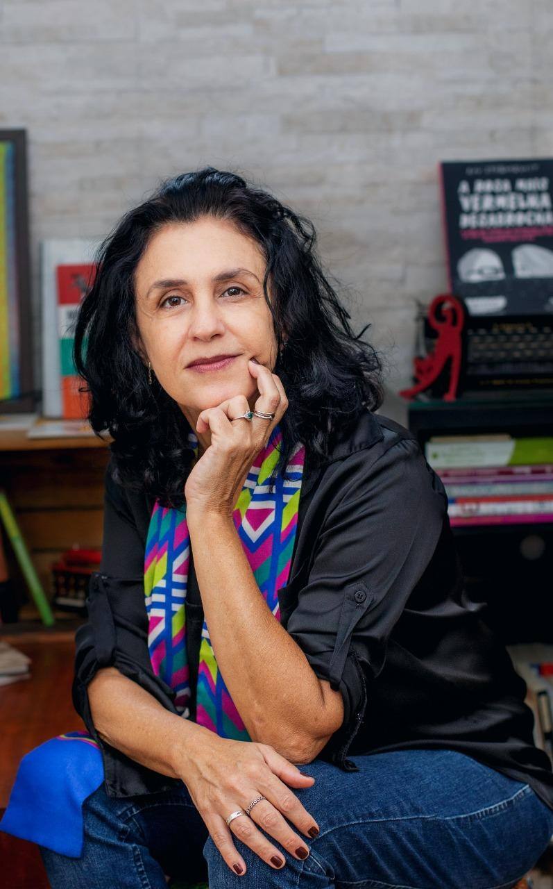 A pesquisadora Glaucia Cota, que lança o livro "Com a palavra, Carlos: figurações da técnica na poesia drummondiana"