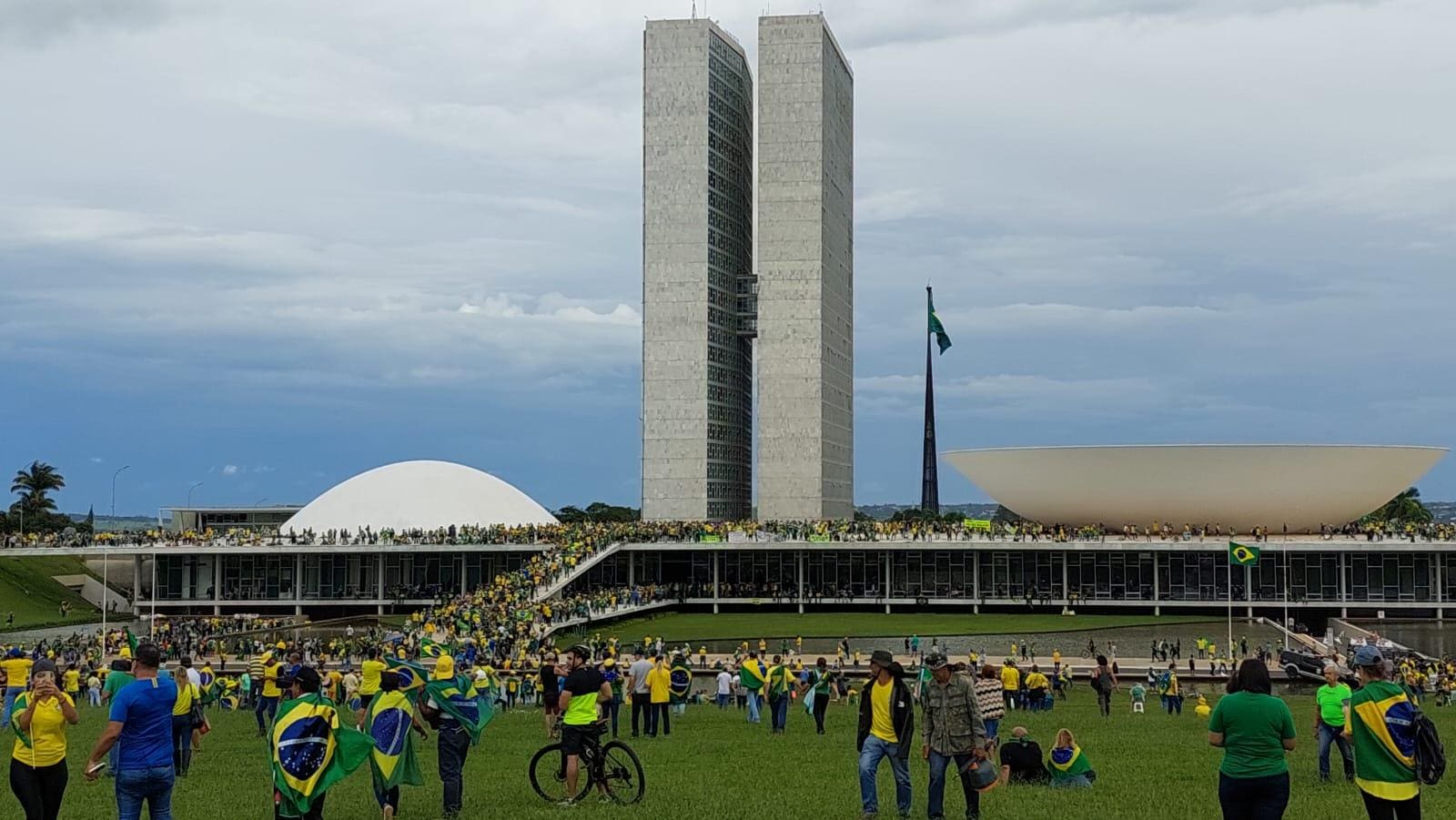 Manifestações radicais no dia 8 de janeiro terminaram com invasão de prédios públicos em Brasília