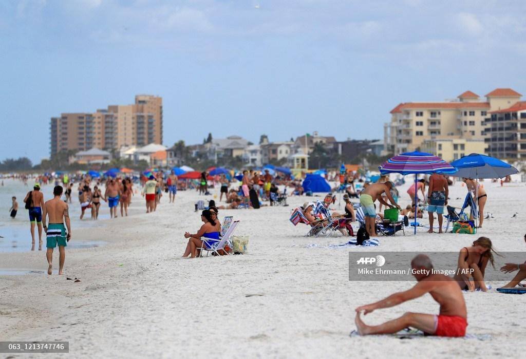 Praia lotada nos EUA apesar das recomendações para que não haja aglomerações
