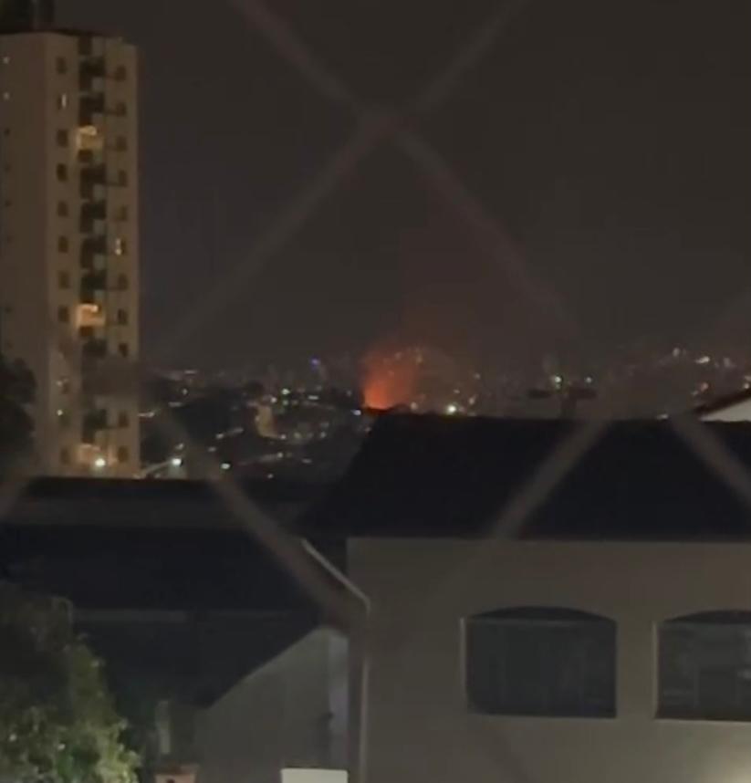 Chamas estão se propagando em área aberta
