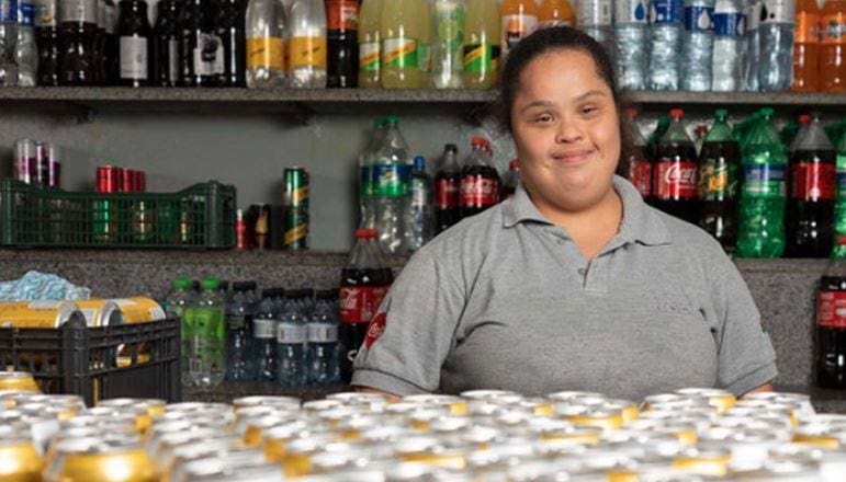 Programa Acelerando Talentos, da Coca-Cola FEMSA Brasil, está com inscrições abertas para pessoas com deficiência