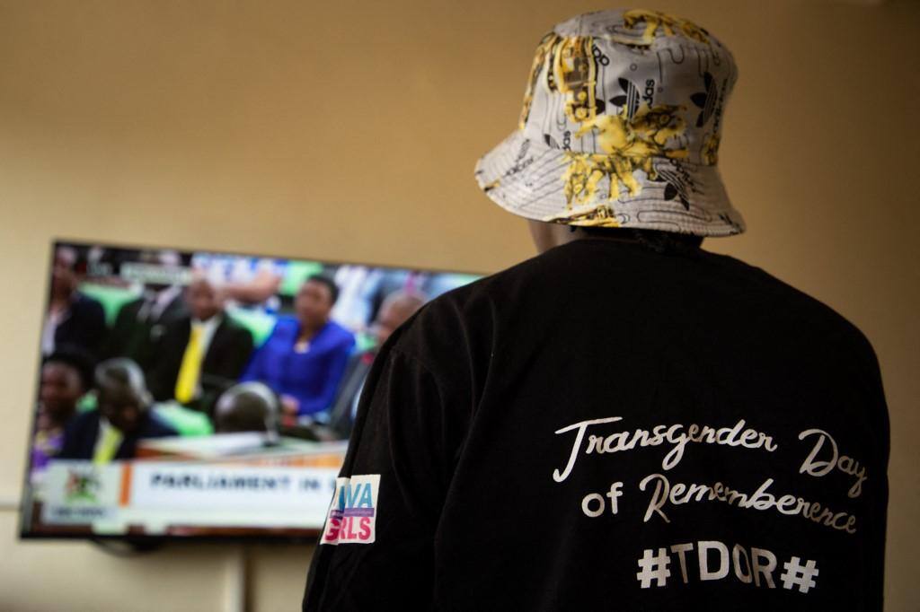 Transexual de Uganda assiste à transmissão ao vivo do dia da aprovação da lei