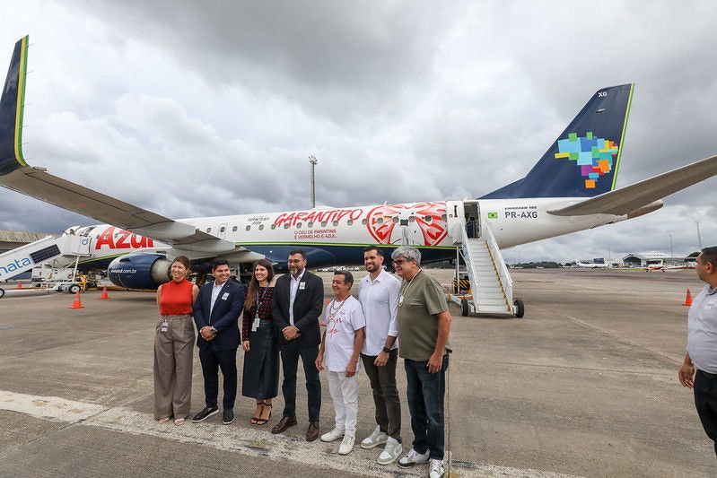 Autoridades do governo do Amazonas e da Azul Linhas Aéreas inauguraram a "Rota do Boi" nesta segunda-feira (3/6) em Manaus; na foto o Embraer E-1 com a cor vermelha e o coração do boi Garantido