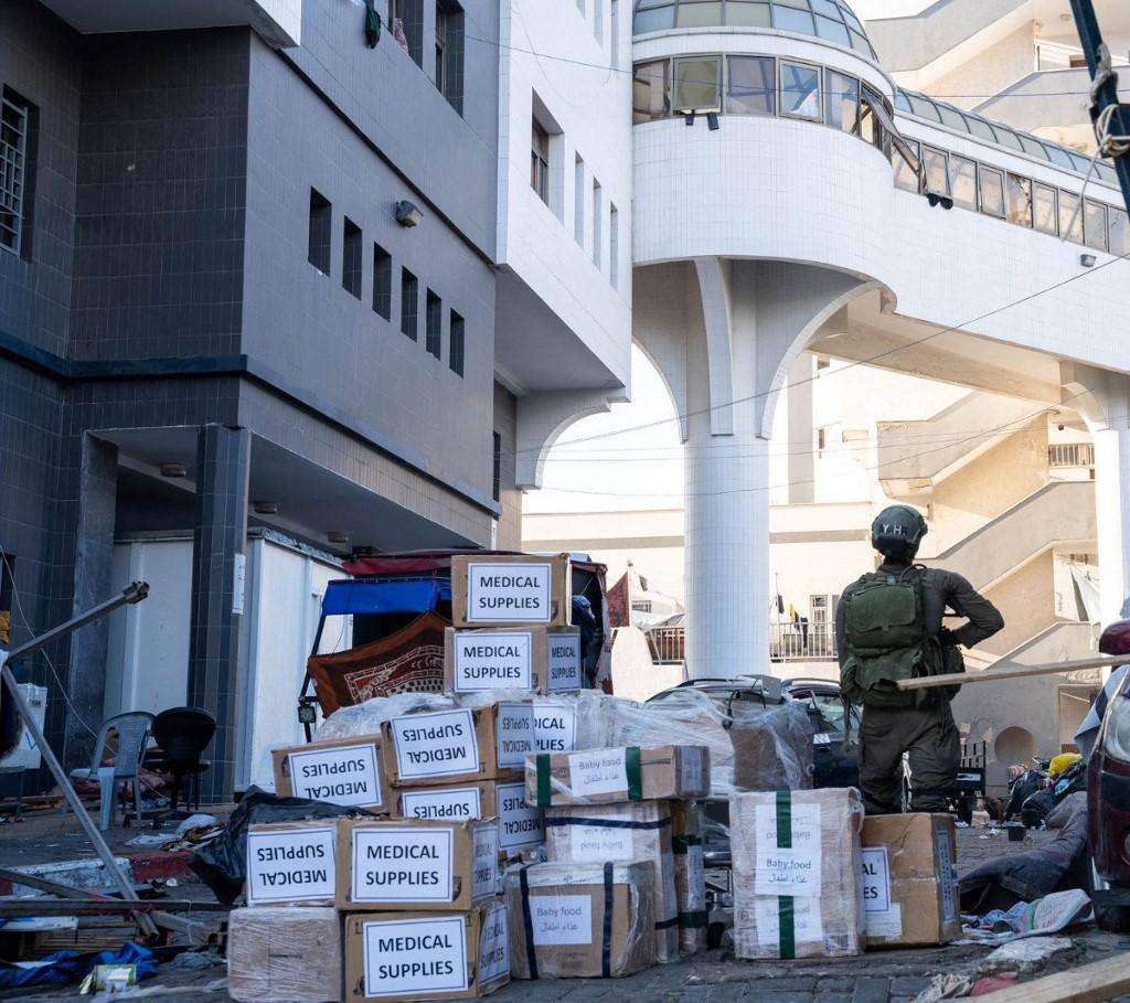 Militar israelense na entrada do hospital Al Shifa, ao lado de suprimentos médicos
